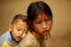 Petite fille Hmong avec son frre